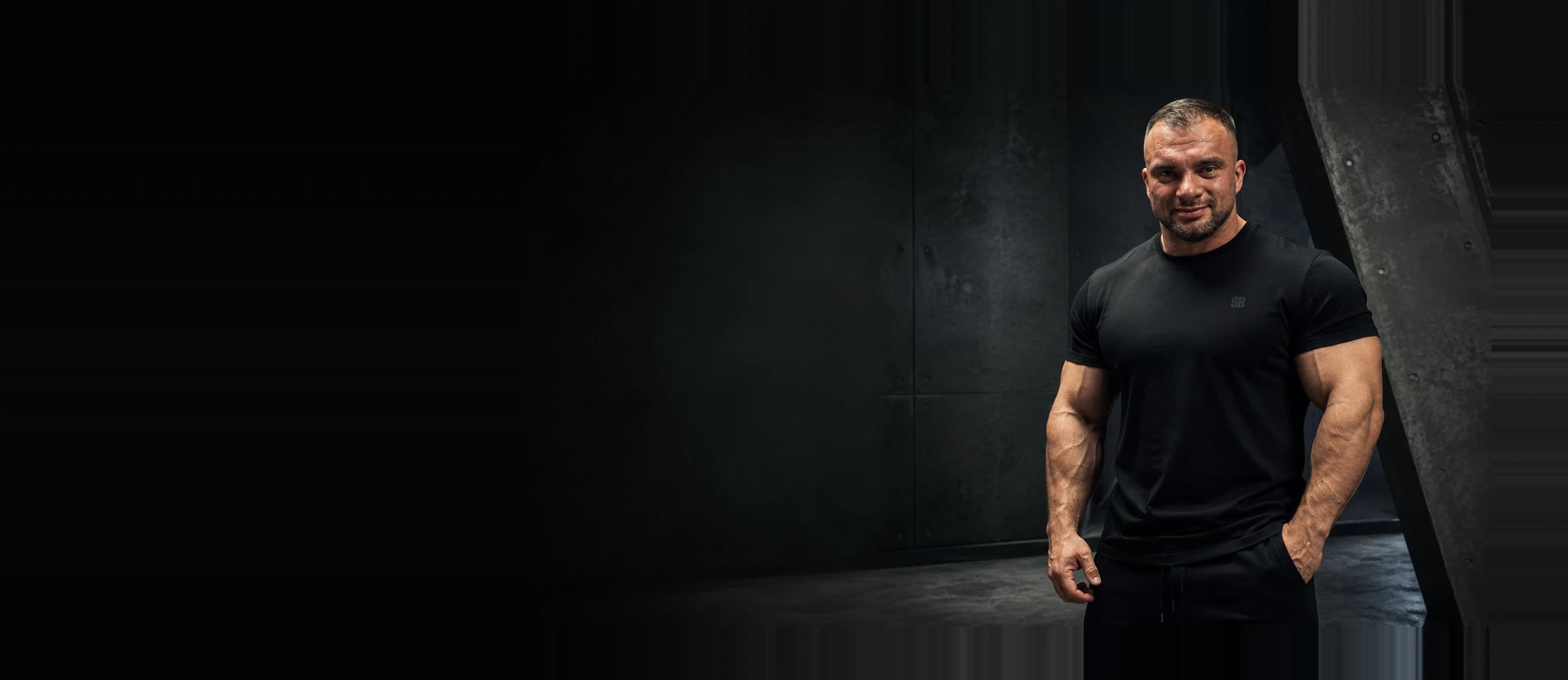 Спортсмен в чёрной футболке STEEL BODY